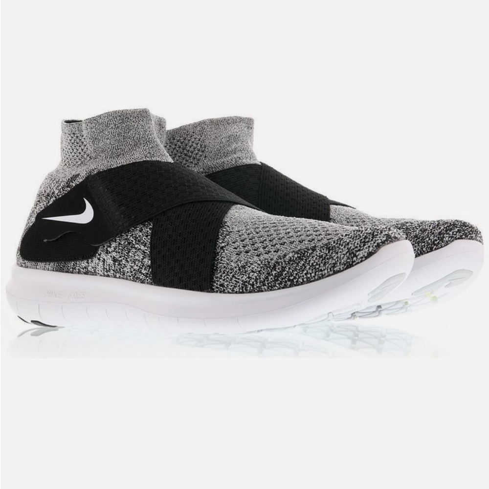 NWOT Nike RN Motion FLYKNIT Black and White Knit Sneakers 5.5